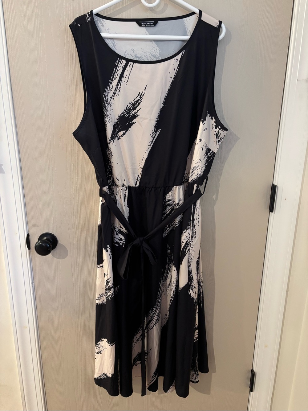 Bloomchic Black and White Abstract Print Sleeveless Dress size 22-24